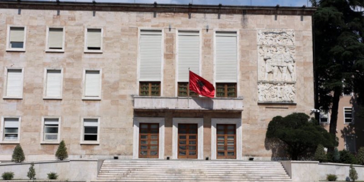 Vendimi i Qeverisë për hapësirat publike/ Ndalohet vendosja e trarëve, rrethimeve apo çdo pengese që janë pjesë e rrugëve të kalimit
