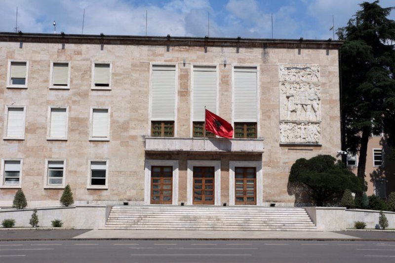 Vendimi i Qeverisë për hapësirat publike/ Ndalohet vendosja e trarëve, rrethimeve apo çdo pengese që janë pjesë e rrugëve të kalimit