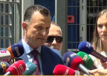 “S’dihet nëse do jetojë apo jo”, avokati për policin që rrahu kamarierin: Është braktisur nga të gjithë