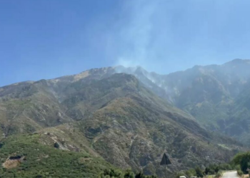 Nuk ndalet zjarri në Dukat, flakët rrezikojnë Parkun e Llogarasë