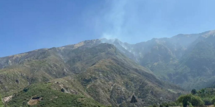 Nuk ndalet zjarri në Dukat, flakët rrezikojnë Parkun e Llogarasë