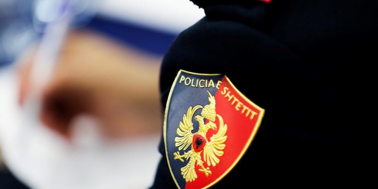 Arrestohet N/Komisari në Elbasan. Jepte para me fajde dhe i merrte mbrapsht me dhunë!