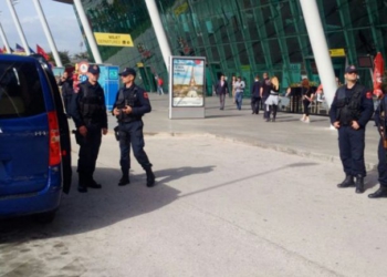 Në kërkim nga GJKKO, kapet në Rinas 57-vjeçari! Akuzohet si pjesëtar i një grupi kriminal