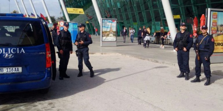 Në kërkim nga GJKKO, kapet në Rinas 57-vjeçari! Akuzohet si pjesëtar i një grupi kriminal