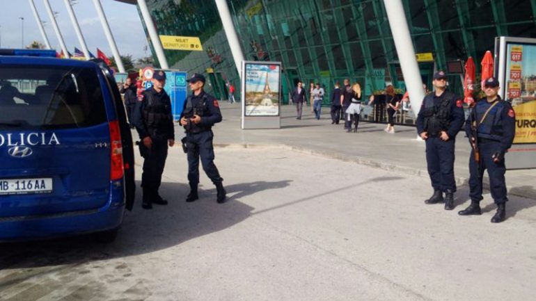 Në kërkim nga GJKKO, kapet në Rinas 57-vjeçari! Akuzohet si pjesëtar i një grupi kriminal