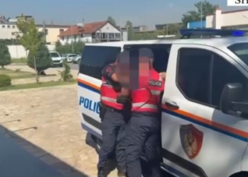 Kanosi me armë zjarri fqinjin e tij pas një konflikti, arrestohet 41-vjeçari në Dobraç