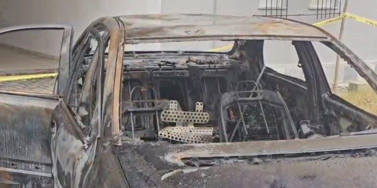 Ndodheshin të parkuara në hyrjen e një pallati, digjen dy makina në Korçë