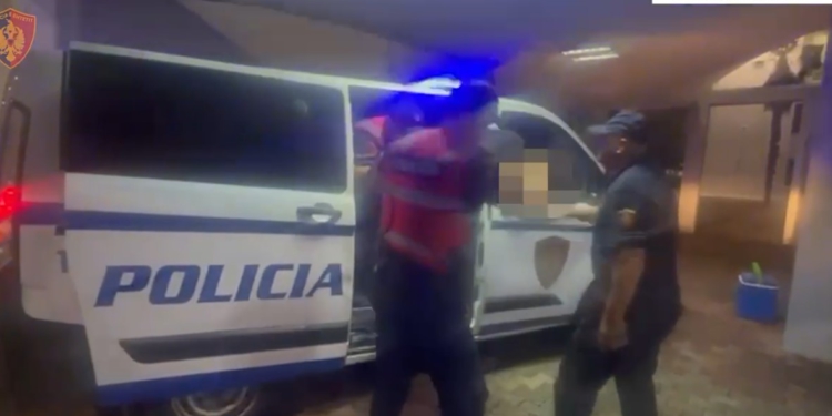 VIDEO / 21-vjeçari kapet me automatik “Scorpion” në shëtitoren e Shëngjinit