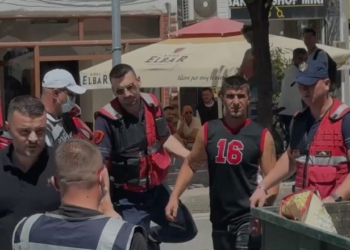Tha se nuk fliste prej 10 ditësh me viktimën pas grindjes, por kamerat e sigurisë tradhtuan Ilirjan Selmanin! U filmua duke hedhur qesen