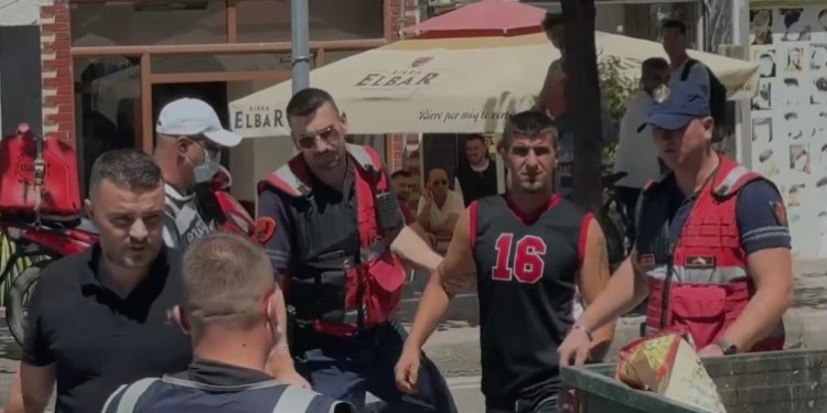 Tha se nuk fliste prej 10 ditësh me viktimën pas grindjes, por kamerat e sigurisë tradhtuan Ilirjan Selmanin! U filmua duke hedhur qesen