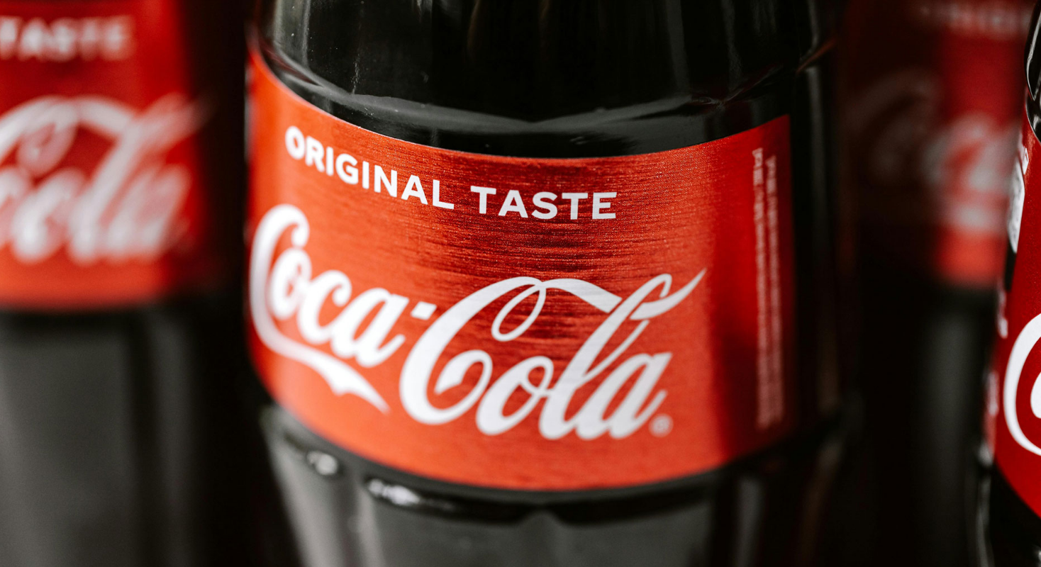 Coca-Cola i përulet Trump-it? Kompania është gati të hedhë në treg versionin me sheqer kallami