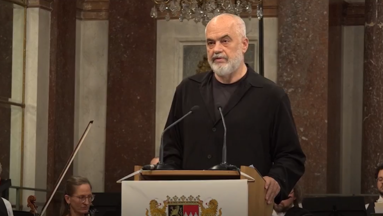 Rama në Bavari: Europa gjendet e rrethuar nga oshëtima e armëve dhe frika e copëtimit