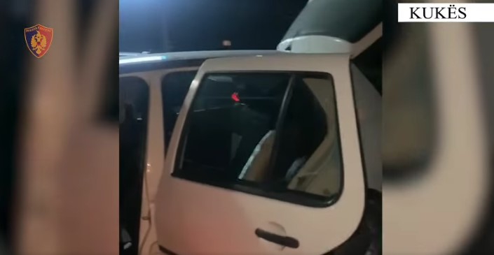 Trafikonin armë nga Kosova në Shqipëri, arrestohen 2 persona, sekuestrohen 8 pistoleta