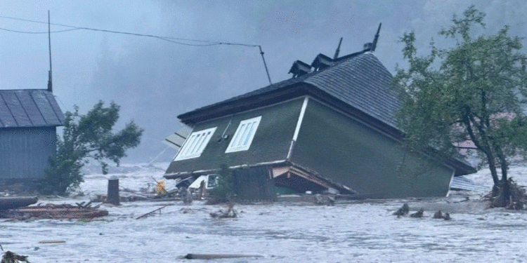 Përmbytje masive në Rumani, 3 viktima dhe qindra të evakuuar (Video)