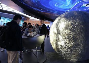 Mostrat e marra nga sonda “Chang’e-6” sjellin njohuri të thella mbi evolucionin e anës së pasme të Hënës