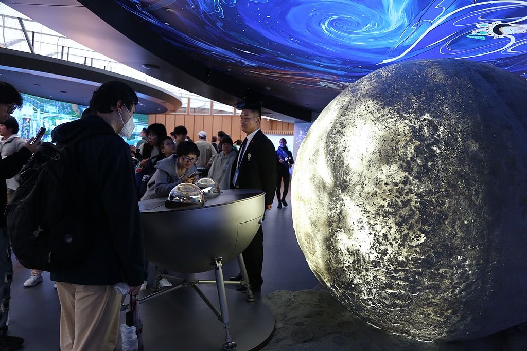 Mostrat e marra nga sonda “Chang’e-6” sjellin njohuri të thella mbi evolucionin e anës së pasme të Hënës
