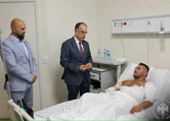Begaj viziton shefin e Komisariatit që u lëndua nga zjarri: Shembulli i tij, frymëzim për ne