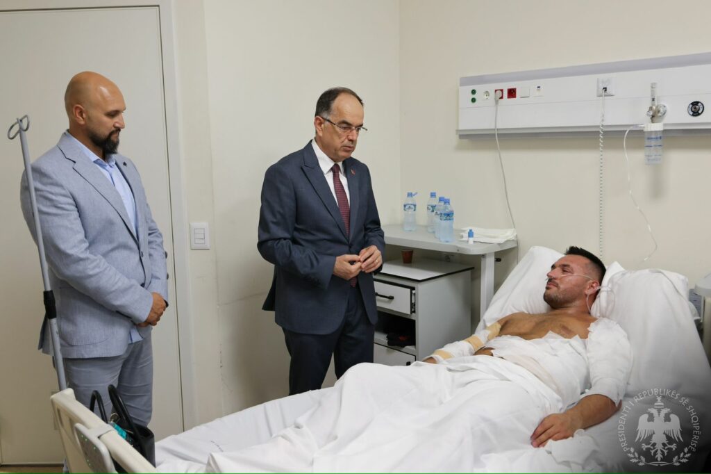 Begaj viziton shefin e Komisariatit që u lëndua nga zjarri: Shembulli i tij, frymëzim për ne