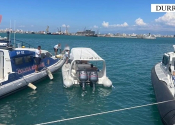Rrezikonin të mbyteshin pasi gomonia po fundosej për shkak të motit të keq, efektivët shpëtojnë 5 persona në Durrës