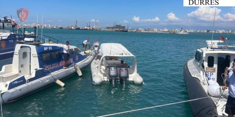 Rrezikonin të mbyteshin pasi gomonia po fundosej për shkak të motit të keq, efektivët shpëtojnë 5 persona në Durrës