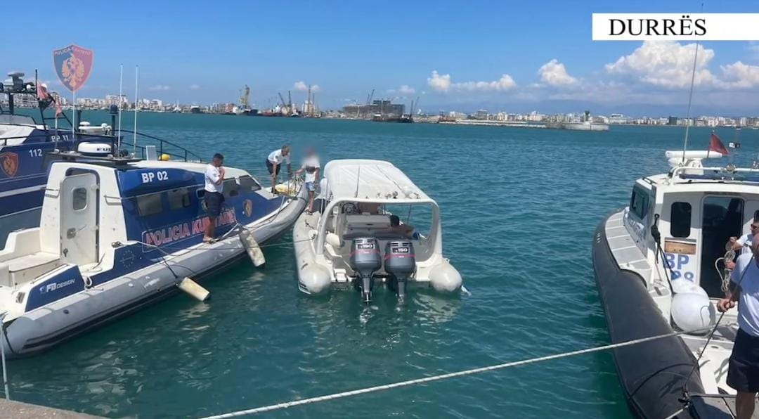Rrezikonin të mbyteshin pasi gomonia po fundosej për shkak të motit të keq, efektivët shpëtojnë 5 persona në Durrës