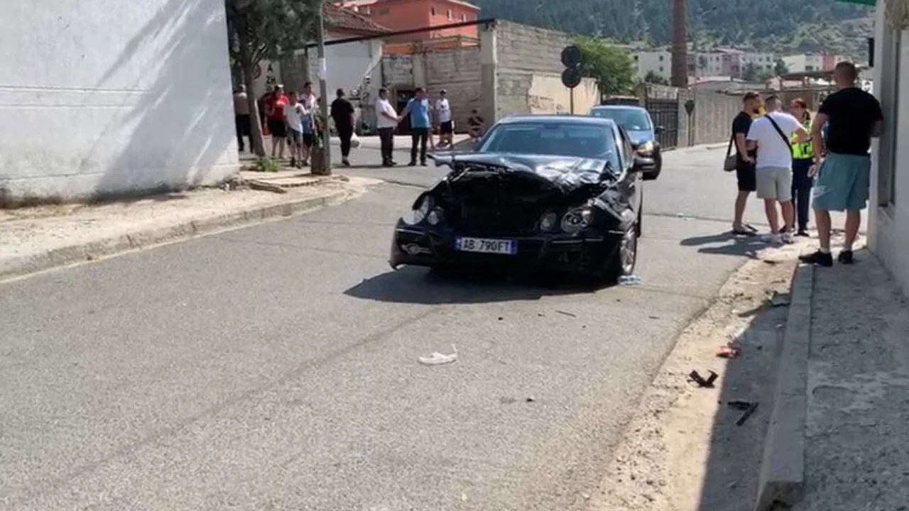 Aksident në Bulqizë! Përplasen dy automjete, lëndohen shoferët