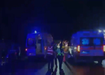 Katër të plagosur dhe një viktimë! Traileri përplaset me makinën në aksin Lezhë-Shkodër, mjeti bie në kanal
