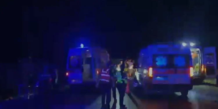 Katër të plagosur dhe një viktimë! Traileri përplaset me makinën në aksin Lezhë-Shkodër, mjeti bie në kanal