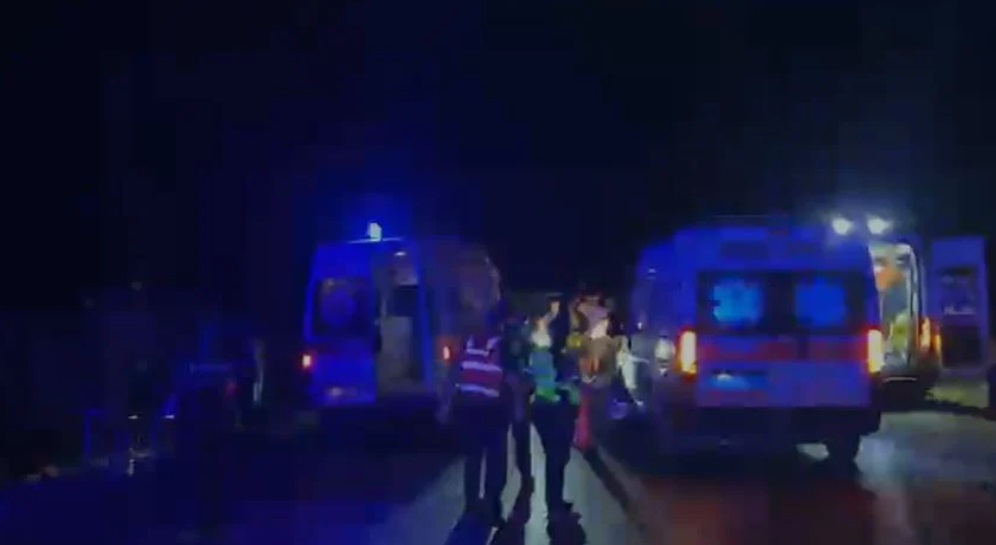 Katër të plagosur dhe një viktimë! Traileri përplaset me makinën në aksin Lezhë-Shkodër, mjeti bie në kanal