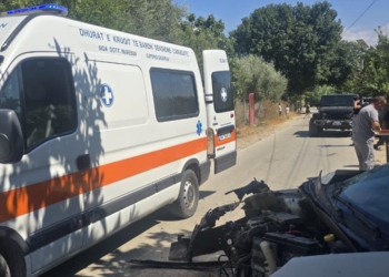 Makina përplaset me murin, dy të plagosur në Fier, detajet e para nga ngjarja