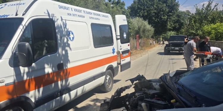 Makina përplaset me murin, dy të plagosur në Fier, detajet e para nga ngjarja