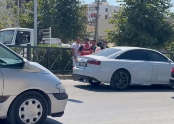 “Golfi” përplas këmbësoren në rrugën Transballkanike, më pas goditet nga “Audi”. 65-vjeçarja përfundon në spital