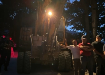 Banorët kundërshtojnë prishjen e ndërtesës së fundit në Theth, bllokojnë fadromën (FOTO)