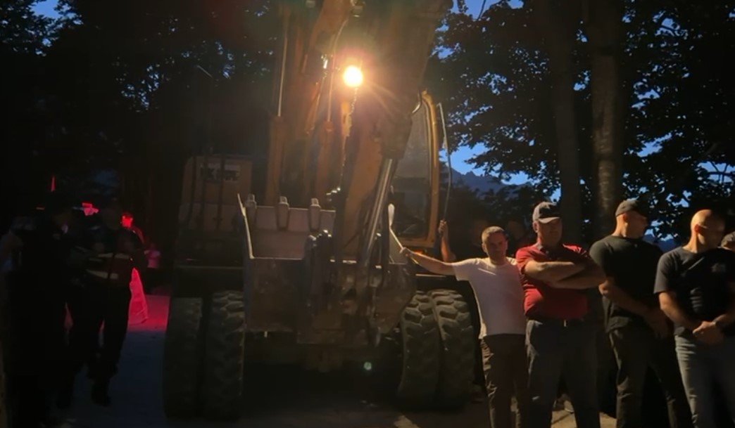 Banorët kundërshtojnë prishjen e ndërtesës së fundit në Theth, bllokojnë fadromën (FOTO)