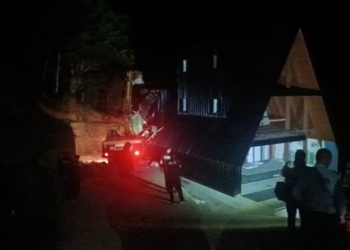 Prishet pas disa orëve tensione banesa e fundit e paligjshme në Theth! Banorët u futën në godinë, përplasje me policinë