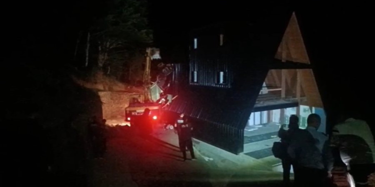 Prishet pas disa orëve tensione banesa e fundit e paligjshme në Theth! Banorët u futën në godinë, përplasje me policinë