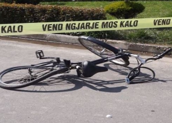 Aksident i rëndë në Tiranë, makina përplas për vdekje një burrë me biçikletë