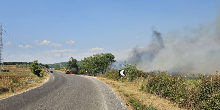 Digjet automjeti në aksin rrugor Belsh–Kuçovë, shpëton pa lëndime një familje prej pesë personash