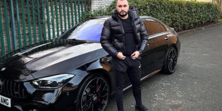 I dëbuar dy herë nga Anglia/ I riu shqiptar publikon video rrugëve të Londrës me “Mercedezin” 80 mijë paund