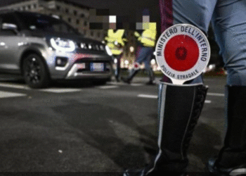 Po vëzhgonin 2 shpërndarësit shqiptarë, karabinierët kapin në flagrancë edhe policin rrugor duke blerë kokainë