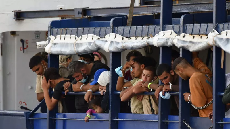 Kthimi i emigrantëve përmes vendeve jashtë BE, linja e Giorgia Melonit fiton terren