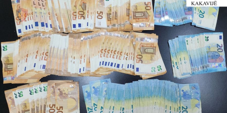 Tentoi të nxirrte rreth 48 mijë euro nga Shqipëria pa i deklaruar, arrestohet 54-vjeçari në Kakavijë