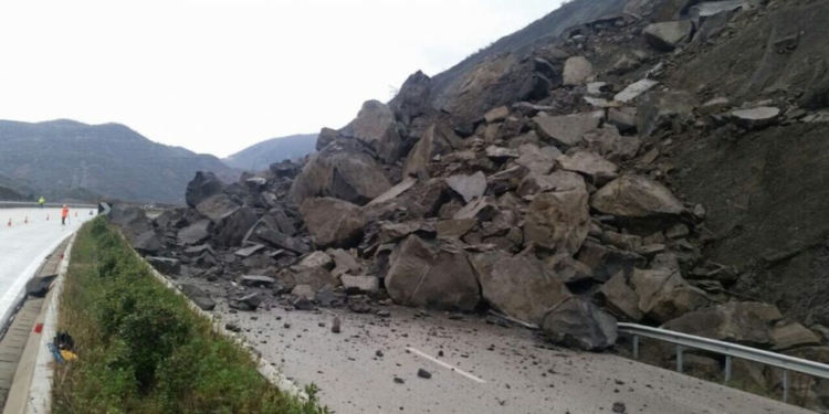 Rrëshqitja e gurëve bllokon qarkullimin në tunelin e Shkopetit, probleme në aksin Burrel–Milot