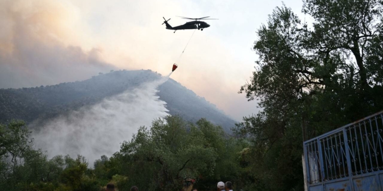 Pamje që tregojnë situatën alarmante në Kalasë, në ndihmë edhe një helikopter Black Hawk (FOTO)