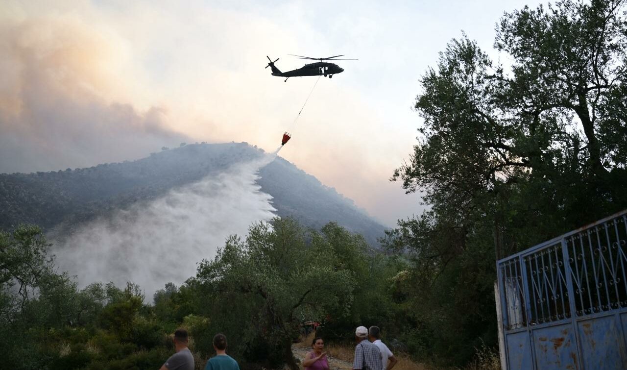 Pamje që tregojnë situatën alarmante në Kalasë, në ndihmë edhe një helikopter Black Hawk (FOTO)
