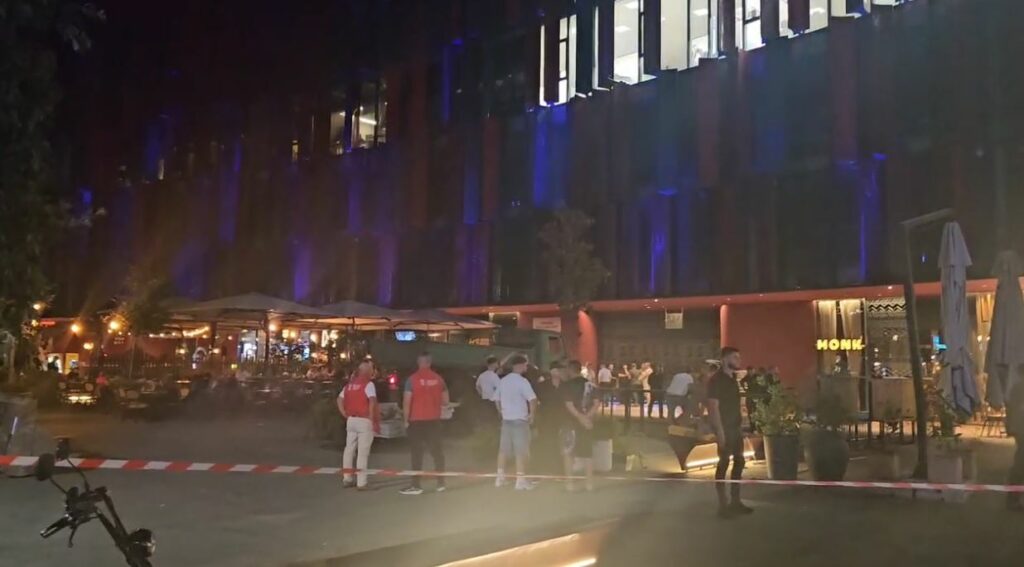 PAMJET: IKMT nuk ndalet, “shkul” kafenetë rreth stadiumit “Air Albania”