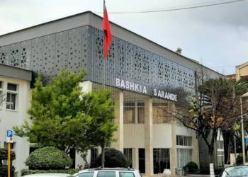 Zgjerohet “vala” e dorëheqjeve, largime edhe nga bashkia Sarandë