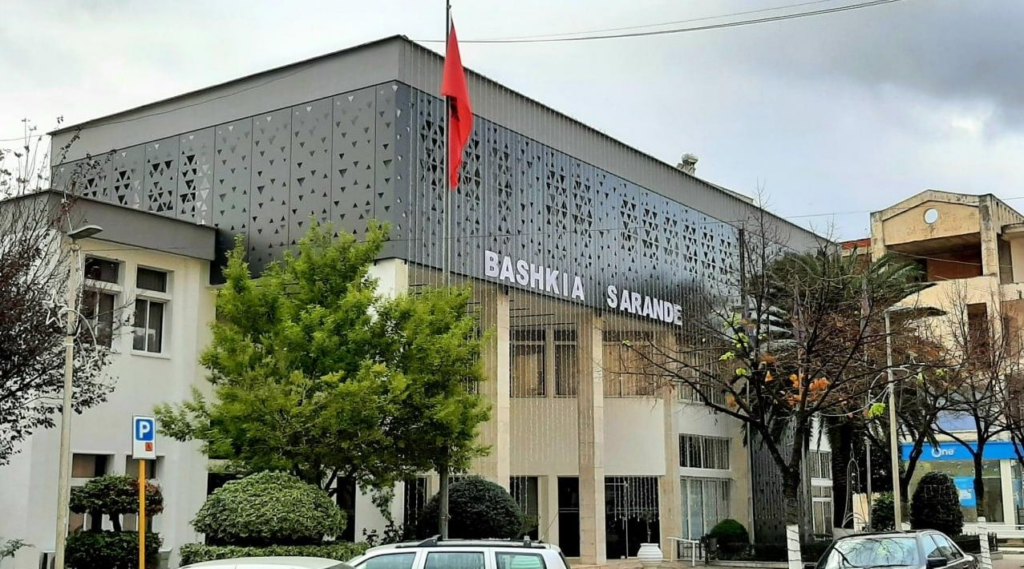 Zgjerohet “vala” e dorëheqjeve, largime edhe nga bashkia Sarandë