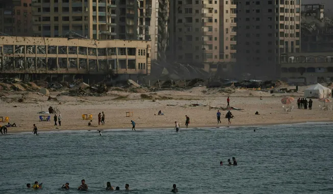 Analizë: Gaza nën flakët e diellit dhe urisë. Atje…ku edhe deti të “vret”