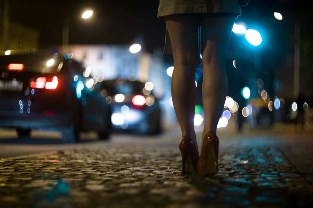 “Nuk kishim lekë për biletën e avionit”, arrestohen në Berat dy prostituta nga Vietnami